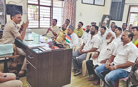 ಮಹಾಲಿಂಗಪುರದ ಪೊಲೀಸ್ ಠಾಣೆಯಲ್ಲಿ ಬಕ್ರೀದ ಹಬ್ಬದಂಗವಾಗಿ ಆಯೋಜಿಸಿದ್ದ ಶಾಂತಿ ಸಭೆಯಲ್ಲಿ ರಬಕವಿ-ಬನಹಟ್ಟಿ ಸಿಪಿಐ ಆರ್.ಆರ್.ಪಾಟೀಲ ಮಾತನಾಡಿದರು. ಠಾಣಾಧಿಕಾರಿ ಕಿರಣ ಸತ್ತಿಗೇರಿ, ಅಶೋಕ ಅಂಗಡಿ, ಮುಸ್ತಾಕ ಚಿಕ್ಕೋಡಿ, ನಜೀರ ಅತ್ತಾರ ಮೇಹಬೂಬ ಜೀರಗಾಳ, ಜಮೀರ್ ಯಕ್ಸಂಬಿ, ಹಾಸಿಂ ಪೆಂಡಾರಿ, ಬುಡ್ಡಾ ಪೆಂಡಾರಿ ಇದ್ದರು.