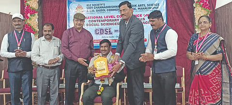  ಮಹಾಲಿಂಗಪುರದ ಕೆಎಲ್‌ಇ ಸಂಸ್ಥೆಯ ಎಸ್‌ಸಿಪಿ ಮಹಾವಿದ್ಯಾಲಯದಲ್ಲಿ ಸಾಮಾಜಿಕ ವಿಜ್ಞಾನಗಳು ಮತ್ತು ಭಾಷೆಗಳಲ್ಲಿ ಸಮಕಾಲಿನ ಚರ್ಚೆಗಳು ವಿಷಯದ ಕುರಿತು ಆಯೋಜಿಸಿದ್ದ ರಾಷ್ಟ್ರಮಟ್ಟದ ಹೈಬ್ರೀಡ್ ಸಮ್ಮೇಳನದಲ್ಲಿ  ಕಲಬುರ್ಗಿ ಕೇಂದ್ರೀಯ ವಿಶ್ವವಿದ್ಯಾಲಯದ ಶೈಕ್ಷಣಿಕ ನಿರ್ದೇಶಕ ಬಸವರಾಜ ಡೋಣೂರ ಅವರನ್ನು ಸನ್ಮಾನಿಸಲಾಯಿತು. ಪ್ರಾಚಾರ್ಯ ಎನ್.ಬಿ. ಪಾಟೀಲ, ಎಸ್.ಡಿ ಸೋರಗಾಂವಿ ಇತರರಿದ್ದರು.