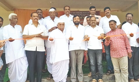 ಮಹಾಲಿಂಗಪುರ ಸಮೀಪದ ಕೆಸರಗೊಪ್ಪ ಗ್ರಾಮದಲ್ಲಿ ಆಯೋಜಿಸಿದ್ದ ಪ್ರೀಮಿಯರ್ ಲೀಗ್ ಕ್ರಿಕೆಟ್ ಪಂದ್ಯಾವಳಿಯನ್ನು ನ್ಯಾಯವಾದಿ ಶಿವಾನಂದ ಉಳ್ಳಾಗಡ್ಡಿ ಉದ್ಘಾಟಿಸಿದರು. ಸಿದ್ದುಗೌಡ ಪಾಟೀಲ, ಮಹಾಂತೇಶ ಹಿಟ್ಟಿನಮಠ, ಮಹಾಲಿಂಗ ನಿಪನ್ಯಾಳ, ಮಹೇಶಚಂದ್ರ ತೇಲಿ, ಶ್ರೀಶೈಲ ಕಾರಜೋಳ, ಗಿರೀಶ ಕೋರಡ್ಡಿ ಇತರರಿದ್ದರು.