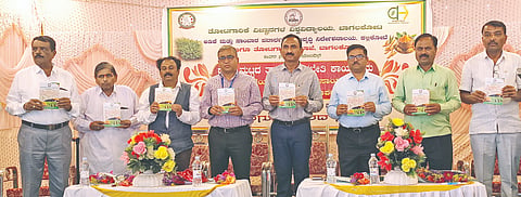  ಮಹಾಲಿಂಗಪುರದಲ್ಲಿ ನಡೆದ ರಾಜ್ಯಮಟ್ಟದ ಅರಿಶಿಣ ತಾಂತ್ರಿಕ ತರಬೇತಿ ಕಾರ್ಯಕ್ರಮದಲ್ಲಿ ಅರಿಶಿಣ ಬೆಳೆ ಕೈಪಿಡಿ ಬಿಡುಗಡೆಗೊಳಿಸಲಾಯಿತು. ತೋಟಗಾರಿಕೆ ಇಲಾಖೆಯ ಜಂಟಿ ನಿರ್ದೇಶಕ ರವೀಂದ್ರ ಹಕಾಟಿ,ತೋವಿವಿ ಸಂಶೋಧನಾ ನಿರ್ದೇಶಕ ಡಾ.ಬಿ.ಕ್ರುದ್ದೀನ್, ಪ್ರಗತಿಪರ ರೈತ ವೆಂಕಟೇಶ ಗುಂಡಾ ಮತ್ತಿತರರಿದ್ದರು.