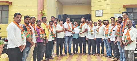 ಮಹಾಲಿಂಗಪುರ ಬಿಜೆಪಿ ವತಿಯಿಂದ ಆರ್‌ಎಸ್‌ಎಸ್ ವಿರುದ್ಧ ಹೇಳಿಕೆ ನೀಡಿದ ಕಾಂಗ್ರೆಸ್ ರಾಷ್ಟ್ರೀಯ ಅಧ್ಯಕ್ಷ ಮಲ್ಲಿಕಾರ್ಜುನ ಖರ್ಗೆ ಅವರ ಮೇಲೆ ಕ್ರಮ ಕೈಗೊಳ್ಳಬೇಕು ಎಂದು ಆಗ್ರಹಿಸಿ ಪೊಲೀಸ್ ಠಾಣೆಯಲ್ಲಿ ಮನವಿ ಸಲ್ಲಿಸುವ ಮುನ್ನ ಮನವಿಪತ್ರ ಪ್ರದರ್ಶಿಸಿದರು. ಬಿಜೆಪಿ ಮುಖಂಡರಾದ ಶಂಕರಗೌಡ ಪಾಟೀಲ, ಮಲ್ಲು ದಲಾಲ, ಜಿ.ಎಸ್. ಗೊಂಬಿ ಇತರರಿದ್ದರು.