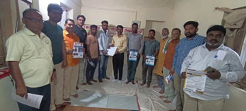 ಮಹಾಲಿಂಗಪುರದ ರಾಜ್ಯ ನೇಕಾರ ಸೇವಾ ಸಂಘದ ಕೇಂದ್ರ ಕಚೇರಿಯಲ್ಲಿ ಅಸಂಘಟಿತ ಕಾರ್ಮಿಕರಿಗೆ ಸಿಗುವ ಸೌಲಭ್ಯಗಳ ಮಾಹಿತಿ ಪತ್ರವನ್ನು ಜಗದೀಶ ಜೋಗಮ್ಮನವರ ನೀಡಿದರು. ಶಿವಲಿಂಗ ಟಿರಕಿ, ಮಹೇಶ ಮನ್ನಯ್ಯನವರಮಠ ಇತರರಿದ್ದರು.