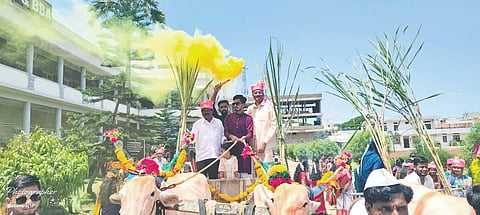 ಮಹಾಲಿಂಗಪುರದ ಕೆಎಲ್‌ಇ ಸಂಸ್ಥೆಯ ಎಸ್‌ಸಿಪಿ ಮಹಾವಿದ್ಯಾಲಯದಲ್ಲಿ  ಸಾಂಸ್ಕೃತಿಕ ವಿಭಾಗದ ಮತ್ತು ವಿದ್ಯಾರ್ಥಿ ವೃಂದ ವತಿಯಿಂದ ಸಿರಿ ಸಾಂಸ್ಕೃತಿಕ ಸಂಭ್ರಮ-೨೦೨೬ ಕಾರ್ಯಕ್ರಮದಲ್ಲಿ ಅತಿಥಿಗಳನ್ನು ಎತ್ತಿನ ಬಂಡಿಯಲ್ಲಿ ಕರೆತರಲಾಯಿತು.