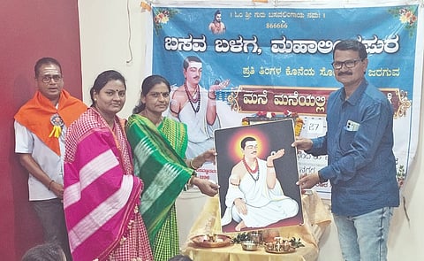 ಮಹಾಲಿಂಗಪುರದ ದಾನಮ್ಮದೇವಿ ನಗರದಲ್ಲಿ ನಡೆದ ಮನೆಯಲ್ಲಿ ಮಹಾಮನೆ ಕಾರ್ಯಕ್ರಮದಲ್ಲಿ ಶಿಕ್ಷಕ ದಂಪತಿ ವೈ.ವೈ. ತಂಬೂರಿ ಮತ್ತು ಎಸ್.ಎಚ್. ಮೆಳವಂಕಿ ಅವರನ್ನು ಸರೋಜಾ ಶಿರೋಳ ಅವರು ಬಸವಣ್ಣನವರ ಭಾವಚಿತ್ರ ನೀಡಿ ಸನ್ಮಾನಿಸಿದರು. ಶರಣ ಬಸವರಾಜ ಹಡಪದ ಉಪಸ್ಥಿತರಿದ್ದರು.