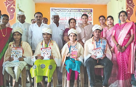 ಮಹಾಲಿಂಗಪುರದ  ಸಿ.ಎಂ.ಹುರಕಡ್ಲಿ  ೌಂಡೇಶನ್‌ನ ವತಿಯಿಂದ ಆಯೋಜಿಸಿದ್ದ ಉಚಿತ ತರಬೇತಿ ಶಿಬಿರದಲ್ಲಿ ಪ್ರತಿಭಾವಂತ ವಿದ್ಯಾರ್ಥಿಗಳನ್ನು ಸನ್ಮಾನಿಸಲಾಯಿತು. ಶ್ರೀಶೈಲ ಹಿಪ್ಪರಗಿ, ಬಲವಂತಗೌಡ ಪಾಟೀಲ, ಶ್ರೀಶೈಲಪ್ಪ ಉಳ್ಳಾಗಡ್ಡಿ ಇತರರಿದ್ದರು.