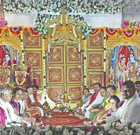  ಮಹಾಲಿಂಗಪುರದ ಆರ್ಯವೈಶ್ಯ ಸಮಾಜದವರಿಂದ ಜರುಗಿದ ಗಿರಿಜಾ ಕಲ್ಯಾಣ ಮಹೋತ್ಸವ ಕಾರ್ಯಕ್ರಮದಲ್ಲಿ ಮಾಂಗಲ್ಯ ಧಾರಣೆಗೆ ಮುನ್ನ ಗಣೇಶ ಪೂಜೆ ಸಲ್ಲಿಸಲಾಯಿತು. ಅಧ್ಯಕ್ಷ ರಾಘವೇಂದ್ರಪ್ರಸಾದ ಗುಂಡಾ, ಮಹಿಳಾ ಘಟಕದ ಅಧ್ಯಕ್ಷೆ ಸ್ಮಿತಾ ಗುಂಡಾ, ವೆಂಕಟೇಶ ಗುಂಡಾ ಇತರರಿದ್ದರು.