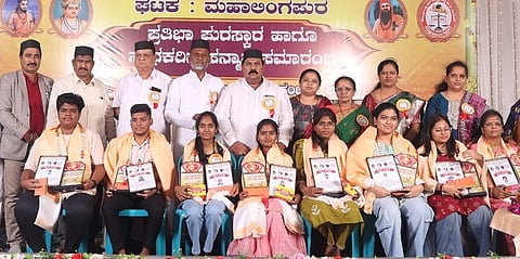 ಮಹಾಲಿಂಗಪುರದಲ್ಲಿ ಬಣಜಿಗ ಸಮಾಜದ ಕ್ಷೇಮಾಭಿವದ್ಧಿ ಸಂಘದ ವತಿಯಿಂದ ಹಮ್ಮಿಕೊಂಡಿದ್ದ ಪ್ರತಿಭಾ ಪುರಸ್ಕಾರ, ಸನ್ಮಾನ ಕಾರ್ಯಕ್ರಮದಲ್ಲಿ ಪ್ರತಿಭಾವಂತ ವಿದ್ಯಾರ್ಥಿಗಳನ್ನು ಸನ್ಮಾನಿಸಲಾಯಿತು. ಮಹಾಲಿಂಗಪ್ಪ ಕುಳ್ಳೊಳ್ಳಿ, ಬಸವರಾಜ ಘಟ್ನಟ್ಟಿ, ಬಸವರಾಜ ಢಪಳಾಪುರ ಇತರರಿದ್ದರು.