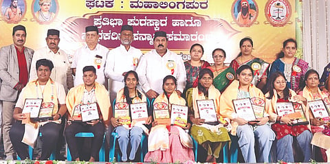  ಮಹಾಲಿಂಗಪುರದಲ್ಲಿ ಬಣಜಿಗ ಸಮಾಜದ ಕ್ಷೇಮಾಭಿವದ್ಧಿ ಸಂಘದ ವತಿಯಿಂದ ಹಮ್ಮಿಕೊಂಡಿದ್ದ ಪ್ರತಿಭಾ ಪುರಸ್ಕಾರ, ಸನ್ಮಾನ ಕಾರ್ಯಕ್ರಮದಲ್ಲಿ ಪ್ರತಿಭಾವಂತ ವಿದ್ಯಾರ್ಥಿಗಳನ್ನು ಸನ್ಮಾನಿಸಲಾಯಿತು. ಮಹಾಲಿಂಗಪ್ಪ ಕುಳ್ಳೊಳ್ಳಿ, ಬಸವರಾಜ ಘಟ್ನಟ್ಟಿ, ಬಸವರಾಜ ಢಪಳಾಪುರ ಇತರರಿದ್ದರು.