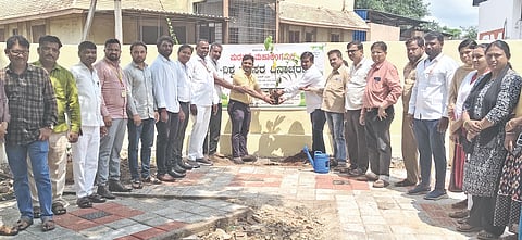 ಮಹಾಲಿಂಗಪುರದ ಪಟ್ಟಣದ 7ನೇ ವಾರ್ಡ್ ಉದ್ಯಾನವನದಲ್ಲಿ ಪುರಸಭೆ ವತಿಯಿಂದ ವಿಶ್ವ ಪರಿಸರ ದಿನ ಆಚರಿಸಲಾಯಿತು. ನಾಮದೇವ ಲಮಾಣಿ, ಎಸ್.ಎನ್.ಪಾಟೀಲ, ಪಿ.ವೈ.ಸೊನ್ನದ ಇತರರಿದ್ದರು.