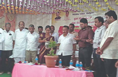 ಮಹಾಲಿಂಗಪುರ ಸಮೀಪದ ರನ್ನಬೆಳಗಲಿಯಲ್ಲಿ ತಾಲೂಕು ಆಡಳಿತ ಹಾಗೂ ಸಂಬಂಧಿಸಿದ ಇಲಾಖೆಗಳ ವತಿಯಿಂದ ಆಯೋಜಿಸಿದ್ದ ಪ್ರಜಾ ಸೇವಾ ಆಂದೋಲನ ಕಾರ್ಯಕ್ರಮವನ್ನು ಶಾಸಕ ಆರ್.ಬಿ. ತಿಮ್ಮಾಪೂರ ಉದ್ಘಾಟಿಸಿದರು. ಪಪಂ ಅಧ್ಯಕ್ಷೆ ರೂಪಾ ಹೊಸಟ್ಟಿ, ತಹಶೀಲ್ದಾರ್ ಚಿಕ್ಕಪ್ಪ ನಾಯಕ, ಈರಣ್ಣ ದಡ್ಡಿ, ಧರೆಪ್ಪ ಸಾಂಗಲಿಕರ, ಶಿವನಗೌಡ ಪಾಟೀಲ, ಸದುಗೌಡ ಪಾಟೀಲ ಇತರರಿದ್ದರು.ಮಹಾಲಿಂಗಪುರ ಸಮೀಪದ ರನ್ನಬೆಳಗಲಿಯಲ್ಲಿ ತಾಲೂಕು ಆಡಳಿತ ಹಾಗೂ ಸಂಬಂಧಿಸಿದ ಇಲಾಖೆಗಳ ವತಿಯಿಂದ ಆಯೋಜಿಸಿದ್ದ ಪ್ರಜಾ ಸೇವಾ ಆಂದೋಲನ ಕಾರ್ಯಕ್ರಮವನ್ನು ಶಾಸಕ ಆರ್.ಬಿ. ತಿಮ್ಮಾಪೂರ ಉದ್ಘಾಟಿಸಿದರು. ಪಪಂ ಅಧ್ಯಕ್ಷೆ ರೂಪಾ ಹೊಸಟ್ಟಿ, ತಹಶೀಲ್ದಾರ್ ಚಿಕ್ಕಪ್ಪ ನಾಯಕ, ಈರಣ್ಣ ದಡ್ಡಿ, ಧರೆಪ್ಪ ಸಾಂಗಲಿಕರ, ಶಿವನಗೌಡ ಪಾಟೀಲ, ಸದುಗೌಡ ಪಾಟೀಲ ಇತರರಿದ್ದರು.