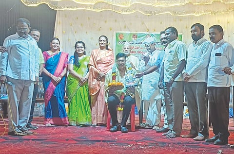 ಮಹಾಲಿಂಗಪುರದಲ್ಲಿ ಲಿಂಗಾಯತ ಪಂಚಮಸಾಲಿ ಸಮಾಜದ ವತಿಯಿಂದ ಆಯೋಜಿಸಿದ್ದ ಪ್ರತಿಭಾ ಪುರಸ್ಕಾರ ಸಮಾರಂಭದಲ್ಲಿ ವಿದೇಶ ಪ್ರವಾಸ ಮುಗಿಸಿ ಬಂದ ನಿರಾಣಿ ಸಮೂಹ ಸಂಸ್ಥೆಗಳ ಸಂಗಮೇಶ ನಿರಾಣಿಯವರನ್ನು ಸನ್ಮಾನಿಸಲಾಯಿತು. ಬಸವರಾಜ ದಿಂಡೂರ, ಶ್ರೀಶೈಲಪ್ಪ ಉಳ್ಳಾಗಡ್ಡಿ, ಡಾ. ವಿದ್ಯಾ ದಿನ್ನಿಮನಿ ಇತರರಿದ್ದರು.