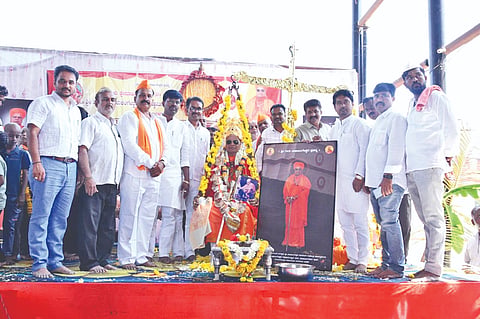 ಮಹಾಲಿಂಗಪುರದಲ್ಲಿ ಗುರುಲಿಂಗೇಶ್ವರ ಮಹಾಸ್ವಾಮಿಗಳ ಪುಣ್ಯಾರಾಧನೆ ನಿಮಿತ್ತ ಆಯೋಜಿಸಿದ್ದ ಕಾರ್ಯಕ್ರಮಗಳಲ್ಲಿ ಮಹಾಲಿಂಗೇಶ್ವರ ಶ್ರೀಗಳ ತುಲಾಬಾರ ಮಾಡಲಾಯಿತು. ಗುರುಪಾದಯ್ಯ ಛಟ್ಟಿಮಠ, ಈಶ್ವರ ಮಠದ, ಮಹಾಂತೇಶ ಹಿಟ್ಟಿನಮಠ, ಸಾಗರ ಮಠದ, ಚನ್ನಯ್ಯ ಮಸಗುಪ್ಪಿಮಠ, ಬಸಯ್ಯ ಛಟ್ಟಿಮಠ, ಈರಯ್ಯ ಛಟ್ಟಿಮಠ, ಅರವಿಂದ ಮಾಲಬಸರಿ, ಸದಾಶಿವ ಹಿರೇಮಠ, ಪರಯ್ಯ ಮಠದ ಇತರರಿದ್ದರು.