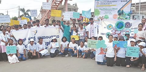 ಮಹಾಲಿಂಗಪುರ ನಗರದಲ್ಲಿ ವಿಶ್ವ ಪರಿಸರ ದಿನಾಚರಣೆ ನಿಮಿತ್ತ ಹಮ್ಮಿಕೊಂಡ ಜಾಗೃತಿ ಜಾಥಾದಲ್ಲಿ ವಿದ್ಯಾರ್ಥಿಗಳು ಸ್ವಚ್ಛ ಪರಿಸರದ ಅಗತ್ಯತೆ ಸಾರುವ ಫಲಕಗಳನ್ನು ಹಿಡಿದು ಜಾಗೃತಿ ಮೂಡಿಸಿದರು. ಚಂದ್ರಶೇಖರ ಉಪ್ಪಾರ, ಶಿವಲಿಂಗ ಟಿರಕಿ ಇತರರಿದ್ದರು.