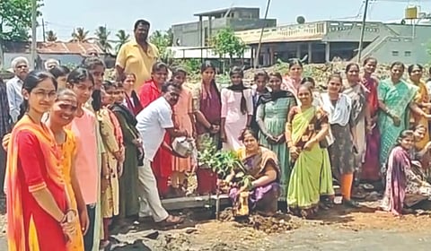 ಮಹಾಲಿಂಗಪುರದ ಬಸವನಗರದಲ್ಲಿ ಹುರಕಡ್ಲಿ ಫೌಂಡೇಶನ್‌ ವತಿಯಿಂದ ಆಯೋಜಿಸಿದ ವಿಶ್ವ ಪರಿಸರ ದಿನಾಚರಣೆ ನಿಮಿತ್ತ  ಚನಬಸು ಹುರಕಡ್ಲಿ ಹಾಗೂ ಸವಿತಾ ಹುರಕಡ್ಲಿ ದಂಪತಿ ಸಸಿ ನೆಟ್ಟರು. ಬಸವರಾಜ ಗಿರಿಸಾಗರ, ಪ್ರಕಾಶ ಬಾಡನವರ ಇತರರಿದ್ದರು.