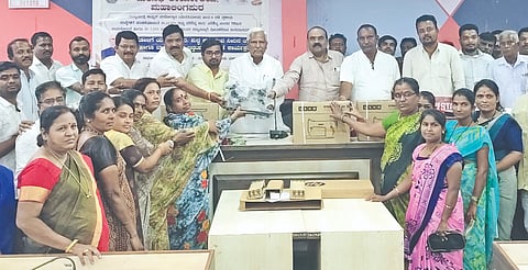 ಮಹಾಲಿಂಗಪುರ ಪುರಸಭೆಯಲ್ಲಿ 2022-23ನೇ ಸಾಲಿನ ಮುಖ್ಯಮಂತ್ರಿ ಅಮೃತ್ ನಗರೋತ್ಥಾನ ಯೋಜನೆಯ ಫಲಾನುಭವಿಗಳಿಗೆ ವಿವಿಧ ಗೃಹೋಪಯೋಗಿ ವಸ್ತುಗಳನ್ನು ಶಾಸಕ ಸಿದ್ದು ಸವದಿ ವಿತರಿಸಿದರು. ಪುರಸಭೆ ಮುಖ್ಯಾಽಕಾರಿ ನಾಮದೇವ ಲಮಾಣಿ, ಬಸನಗೌಡ ಪಾಟೀಲ, ಶಂಕರಗೌಡ ಪಾಟೀಲ ಇತರರಿದ್ದರು.