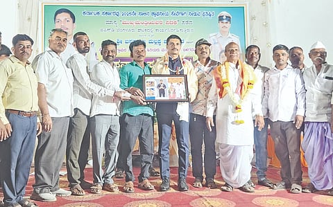 ಮಹಾಲಿಂಗಪುರದ ಸೈದಾಪೂರ ಗ್ರಾಮದ ಕೌಜಲಗಿ ಪ್ಯಾಲೇಸ್ ಆವರಣದಲ್ಲಿ ಆಯೋಜಿಸಿದ್ದ ಸನ್ಮಾನ ಸಮಾರಂಭದಲ್ಲಿ ಇನ್ಸೆಸ್ಪೆಕ್ಟರ್‌ ಬಸವರಾಜ ಪಾಶ್ಚಾಪೂರ ಅವರನ್ನು ಗ್ರಾಮಸ್ಥರು ಸನ್ಮಾನಿಸಿದರು. ರಂಗನಗೌಡ ಪಾಟೀಲ, ಮಲ್ಲಪ್ಪ ಪಾಶ್ವಾಪೂರ ಇದ್ದರು.