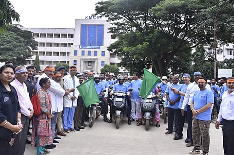 ಹುಬ್ಬಳ್ಳಿಯ ಎಂ.ಎಂ. ಜೋಶಿ ಆಸ್ಪತ್ರೆಯಿಂದ ಏರ್ಪಡಿಸಿದ್ದ ಅಪರೇಶನ್ ಪುನಜ್ಯೋತಿ ವಾಕ್ ಫಾರ್ ಸೈಟ್ ಮತ್ತು ಬೈಕ್ ರ್ಯಾಲಿಗೆ ಡಿಸಿಪಿ ಶ್ರುತಿ ಎನ್.ಎಸ್. ಹಾಗೂ ಪತ್ರಕರ್ತರ ಸಂಘದ ಅಧ್ಯಕ್ಷ ಬಂಡು ಕುಲಕರ್ಣಿ ಚಾಲನೆ ನೀಡಿದರು.
