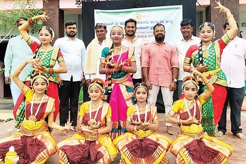 ಅಯ್ಯನಹಳ್ಳಿ ಸರ್ಕಾರಿ ಹಿರಿಯ ಪ್ರಾಥಮಿಕ ಶಾಲೆ ಆವರಣದಲ್ಲಿ ಹಮ್ಮಿಕೊಂಡಿದ್ದ ಸಂಗೀತ ಹಬ್ಬ ಕಾರ್ಯಕ್ರಮದಲ್ಲಿ ಸ್ಥಳೀಯ ಕಲಾವಿದರಾದ ಎಂ.ಅಂಬಿಕಾ ಮತ್ತು ತಂಡದಿಂದ ಸಮೂಹ ನೃತ್ಯ ಪ್ರದರ್ಶನಗೊಂಡಿತು.