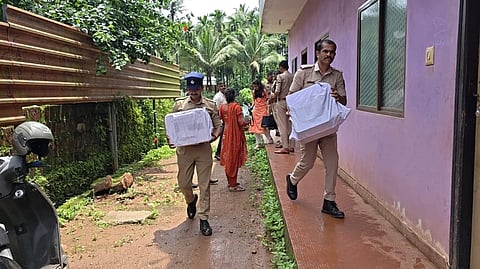  ಬೆಳ್ತಂಗಡಿಯ ಫ್ಲಾೃಟ್‌ನಲ್ಲಿ ವಶಪಡಿಸಿಕೊಂಡಿರುವ ವಸ್ತುಗಳನ್ನು ಪೊಲೀಸರು ಠಾಣೆಗೆ ಸಾಗಿಸಿದರು.
