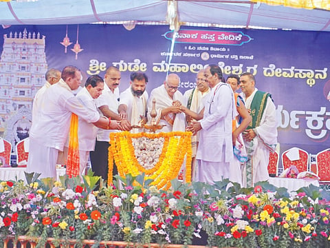  ಹೇರಂಜಾಲು ಶ್ರೀ ಗುಡೇ ಮಹಾಲಿಂಗೇಶ್ವರ ದೇವಸ್ಥಾನದಲ್ಲಿ ಧಾರ್ಮಿಕ ಸಭೆಯನ್ನು ಕುಂದಾಪುರ ಶಾಸಕ ಕಿರಣ್ ಕುವಾರ್ ಕೊಡ್ಗಿ ಉದ್ಘಾಟಿಸಿದರು. ಗುರುರಾಜ್ ಗಂಟಿಹೊಳೆ, ಕಟ್ಟೆ ಶಂಕರ ಭಟ್ ನವೀಲುಗೊಣ, ಸುಬ್ರಮಣ್ಯ ಭಟ್ ಗುಂಡಿಬೈಲು, ಆನಂದ ಸಿ.ಕುಂದರ್, ಗುರುರಾಜ್ ಭಟ್, ಧರ್ಮರಾಜ್ ಜೈನ್, ಕುಶಲ್ ಶೆಟ್ಟಿ, ಕೃಷ್ಣ ಪೂಜಾರಿ ಅಪ್ಯಾಡಿ, ಎಚ್.ಜಯಶೀಲ ಎನ್.ಶೆಟ್ಟಿ ಮತ್ತಿತರರು ಇದ್ದರು.  