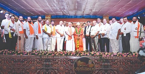  ಕನ್ಯಾಡಿ ಶ್ರೀರಾಮ ಕ್ಷೇತ್ರದ ಸದ್ಗುರು ಶ್ರೀ ಬ್ರಹ್ಮಾನಂದ ಸರಸ್ವತೀ ಸ್ವಾಮೀಜಿ ಚಾತುರ್ಮಾಸ್ಯ ಧರ್ಮಸಭೆಯಲ್ಲಿ ಬಿಜೆಪಿ ರಾಷ್ಟ್ರೀಯ ಪ್ರಧಾನ ಕಾರ್ಯದರ್ಶಿ ಬಿ.ಎಲ್.ಸಂತೋಷ್, ಚಾತುರ್ಮಾಸ್ಯ ಸಮಿತಿ ಗೌರವಾಧ್ಯಕ್ಷ ಕೆ.ಗೋಪಾಲ ಪೂಜಾರಿ, ಅಧ್ಯಕ್ಷ ಗುರುರಾಜ್ ಗಂಟಿಹೊಳೆ, ಮಾಜಿ ಸಚಿವರಾದ ಮಂಕಾಳ ಎಸ್.ವೈದ್ಯ, ಶಿವಾನಂದ ನಾಯ್ಕ್, ಶಾಸಕರಾದ ಗುರ್ಮೆ ಸುರೇಶ್ ಶೆಟ್ಟಿ, ಕಿರಣ್ ಕುಮಾರ್ ಕೊಡ್ಗಿ, ಯಶ್‌ಪಾಲ್ ಸುವರ್ಣ, ಡಾ.ವೈ.ಭರತ್ ಶೆಟ್ಟಿ, ಹರೀಶ್ ಪೂಂಜ ಇದ್ದರು.