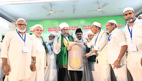 ದ.ಕ.ಜಿಲ್ಲಾ ನೂತನ ಖಾಝಿಯಾಗಿ ಪಾಣಕ್ಕಾಡ್ ಸೈಯದ್ ನಾಸಿರ್ ಅಬ್ದುಲ್ ಹಯ್ಯ ಶಿಹಾಬುದ್ದೀನ್ ಬಾಅಲವಿ ಅವರು ಝೀನತ್ ಬಕ್ಷ್ ಯತೀಂ ಖಾನಾ ಹಾಲ್‌ನಲ್ಲಿ ಬುಧವಾರ ನಡೆದ ಕಾರ್ಯಕ್ರಮದಲ್ಲಿ ಅಧಿಕಾರ ಸ್ವೀಕರಿಸಿದರು.  