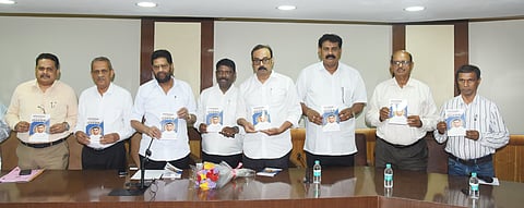  ದ.ಕ. ಜಿಲ್ಲಾ ಕೇಂದ್ರ ಸಹಕಾರಿ ಬ್ಯಾಂಕ್ ಅಧ್ಯಕ್ಷ ಡಾ.ಎಂ.ಎನ್.ರಾಜೇಂದ್ರ ಕುಮಾರ್ ಕೃತಿ ಬಿಡುಗಡೆಗೊಳಿಸಿದರು. ನಬಾರ್ಡ್ ಸಿಜಿಎಂ ಸಂಗೀತಾ ಕರ್ತ, ದ.ಕ. ಜಿಲ್ಲಾ ಸಹಕಾರಿ ಯೂನಿಯನ್ ಅಧ್ಯಕ್ಷ ಶಶಿಕುಮಾರ್ ರೈ ಬಾಲ್ಯೊಟ್ಟು, ಎಸ್‌ಸಿಡಿಸಿಸಿ ಬ್ಯಾಂಕ್ ಉಪಾಧ್ಯಕ್ಷ ವಿನಯಕುಮಾರ್ ಸೂರಿಂಜೆ, ಮುಖ್ಯ ಕಾರ್ಯನಿರ್ವಹಣಾಧಿಕಾರಿ ಗೋಪಾಲಕೃಷ್ಣ ಭಟ್, ಲೇಖಕ ಎಸ್.ಜಗದೀಶ್ಚಂದ್ರ ಅಂಚನ್ ಸೂಟರ್‌ಪೇಟೆ  ಉಪಸ್ಥಿತರಿದ್ದರು.