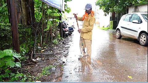  ಬಿ.ಸಿ.ರೋಡ್‌ನಲ್ಲಿ ಸ್ವಚ್ಛತೆ ಕಾರ್ಯದಲ್ಲಿ ತೊಡಗಿಸಿಕೊಂಡಿರುವ ಪೌರಕಾರ್ಮಿಕ ಸೇಸಪ್ಪ.