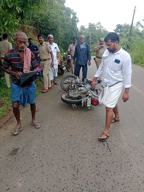  ದರೋಡೆ ನಡೆದ ಸ್ಥಳಕ್ಕೆ ಇನ್‌ಸ್ಪೆಕ್ಟರ್ ಅನಂತ ಪದ್ಮನಾಭ, ಎಸ್‌ಐ ಮಂಜುನಾಥ್ ನೇತೃತ್ವದ ತಂಡ ಭೇಟಿ ನೀಡಿ ಪರಿಶೀಲನೆ ನಡೆಸಿತು.