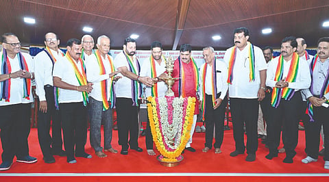 ಎಸ್‌ಸಿಡಿಸಿಸಿ ಬ್ಯಾಂಕ್‌ನ ಸಭಾಂಗಣದಲ್ಲಿ ಕೇಂದ್ರ ಸಹಕಾರ ಸಚಿವಾಲಯವು ಸ್ಥಾಪನೆಯಾಗಿ 5 ವರ್ಷಗಳನ್ನು ಪೂರ್ಣಗೊಳಿಸುತ್ತಿರುವ ಹಿನ್ನೆಲೆಯಲ್ಲಿ ನಡೆದ ವಿಶೇಷ ಸಹಕಾರ ಸಪ್ತಾಹ ಕಾರ್ಯಕ್ರಮವನ್ನು ಎಸ್‌ಸಿಡಿಸಿಸಿ ಬ್ಯಾಂಕ್‌ನ ಅಧ್ಯಕ್ಷ ಸಹಕಾರಿ ರತ್ನ ಡಾ. ಎಂ.ಎನ್. ರಾಜೇಂದ್ರ ಕುಮಾರ್ ಉದ್ಘಾಟಿಸಿದರು.