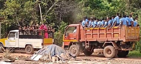 ಪಿಕಪ್ ಮತ್ತು ಟಿಪ್ಪರ್ ವಾಹನದಲ್ಲಿ ತೆರಳುತ್ತಿರುವ ಶಾಲಾ ಮಕ್ಕಳು.