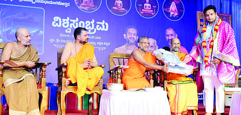  ಮೈಸೂರು ಸಂಸ್ಥಾನದ ಮಹಾರಾಜ ಯದುವೀರ್ ಕೃಷ್ಣದತ್ತ ಚಾಮರಾಜ ಒಡೆಯರ್ ಅವರನ್ನು ಸುಬ್ರಹ್ಮಣ್ಯ ಮಠದ ಶ್ರೀ ವಿದ್ಯಾಪ್ರಸನ್ನ ತೀರ್ಥ ಸ್ವಾಮೀಜಿ ಗೌರವಿಸಿದರು.