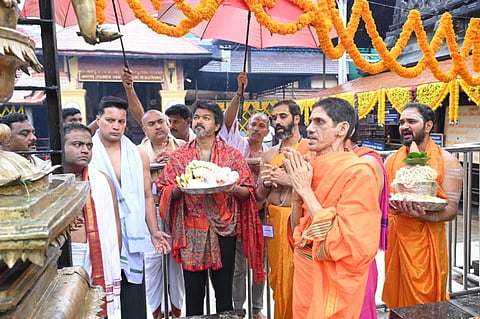 ತಮಿಳುನಾಡು ಮುಖ್ಯಮಂತ್ರಿ ಜೋಸೆಫ್​ ವಿಜಯ್​ ಶುಕ್ರವಾರ ಕೊಲ್ಲೂರು ಶ್ರೀ ಮೂಕಾಂಬಿಕಾ ದೇವಸ್ಥಾನಕ್ಕೆ ಭೇಟಿ ನೀಡಿ ದೇವರ ದರ್ಶನ ಪಡೆದರು.