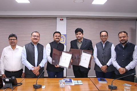 ರೈಲು, ಮೆಟ್ರೋ ಮತ್ತು ಇತರೆ ಮೂಲಸೌಕರ್ಯ ಯೋಜನೆಗಳಲ್ಲಿ ಸಹಕರಿಸಲು ಕೆಆರ್‌ಸಿಎಲ್ ಮತ್ತು ಎಇಸಿಎಲ್ ನಡುವೆ ನವಿಮುಂಬೈನ ಸಿಬಿಡಿ ಬೆಳಾಪುರದಲ್ಲಿರುವ ಎಇಸಿಎಲ್ ಕಚೇರಿಯಲ್ಲಿ ಒಪ್ಪಂದಕ್ಕೆ ಸಹಿ ಹಾಕಲಾಯಿತು.