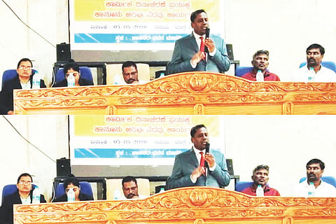 ಮಾನ್ವಿ ಪಟ್ಟಣದ ತಾಪಂ ಸಭಾಂಗಣದಲ್ಲಿ ಕಾರ್ಮಿಕರ ದಿನದ ಅಂಗವಾಗಿ ಆಯೋಜಿಸಿದ್ದ ಕಾನೂನು ಅರಿವು ನೆರವು ಕಾರ್ಯಕ್ರಮದಲ್ಲಿ ಸಿವಿಲ್ ನ್ಯಾಯಧೀಶ ಎಚ್.ಕೊಣ್ಣೂರು ಮಾತನಾಡಿದರು. ಸಹಾಯಕ ಸರ್ಕಾರಿ ಅಭಿಯೋಜಕಿ ಅರ್ಚನಾ ಯಾದವ್, ತಾಪಂ ಇಒ ಖಾಲಿದ್ ಆಹ್ಮದ್ ಇತರರಿದ್ದರು.