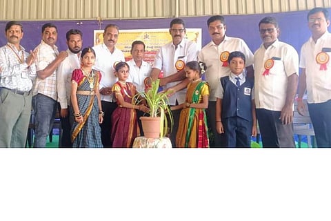 ಮಾನ್ವಿಯಲ್ಲಿ ಹಮ್ಮಿಕೊಂಡಿದ್ದ ಪ್ರತಿಭಾ ಕಾರಂಜಿ ಕಾರ್ಯಕ್ರಮವನ್ನು ತಾಲೂಕು ದೈಹಿಕ ಶಿಕ್ಷಣಾಧಿಕಾರಿ ಮಾರುತಿ ಉದ್ಘಾಟಿಸಿದರು. ಪ್ರಮುಖರಾದ ಸಂಗಮೇಶ ಮುಧೋಳ್, ಶ್ರೀನಿವಾಸ, ವೀರಭದ್ರಗೌಡ,  ಹಂಪಣ್ಣ ಚಂಡೂರ ಇತರರಿದ್ದರು.