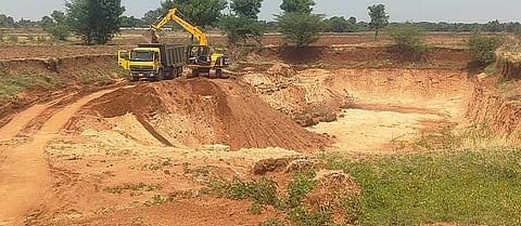ರೋಣ ತಾಲೂಕಿನ ಕುರಹಟ್ಟಿ ಪಂಚಾಯಿತಿ ವ್ಯಾಪ್ತಿಯಲ್ಲಿ ಮೊರಂ ತೆಗೆದು ಲಾರಿಗೆ ತುಂಬುತ್ತಿರುವುದು.