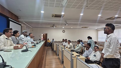 ಉಡುಪಿಯ ಜಿಪಂ ಸಭಾಭವನದಲ್ಲಿ ಬ್ಯಾಂಕ್​ ಅಧಿಕಾರಿಗಳೊಂದಿಗೆ ಕೋಟ ಶ್ರೀನಿವಾಸ ಪೂಜಾರಿ ಸಭೆ ನಡೆಸಿದರು. ಶಜೀಲಾ ಬೀವಿ ಜೆ., ವಿದ್ಯಾಧರ್​ ಶೆಟ್ಟಿ, ಹರೀಶ್​, ಎಸ್​.ಕೆ. ಮನು ಇದ್ದರು.