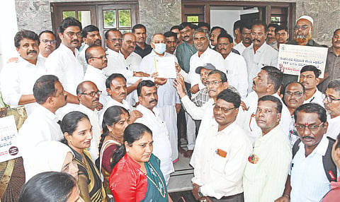 ಸೇವಾನಿರತ ಶಿಕ್ಷಕರಿಗೆ ಶಿಕ್ಷಕರ ಅರ್ಹತಾ ಪರೀೆ (ಟಿಇಟಿ) ಕಡ್ಡಾಯಗೊಳಿಸಿರುವುದನ್ನು ರದ್ದುಗೊಳಿಸಲು ಕೇಂದ್ರ ಸರ್ಕಾರದ ಮಟ್ಟದಲ್ಲಿ ಕಾನೂನು ರೂಪಿಸುವಂತೆ ಒತ್ತಾಯಿಸಿ, ಪ್ರಾಥಮಿಕ ಶಾಲಾ ಶಿಕ್ಷಕರ ಸಂದ ಕಾರ್ಯಕರ್ತರು ಕಲಬುರಗಿ ಸಂಸದ ರಾಧಾಕೃಷ್ಣ ದೊಡ್ಡಮನಿ ಅವರಿಗೆ ಭಾನುವಾರ ಮನವಿ ಸಲ್ಲಿಸಿದರು. ಸಂತೋಷ ಗಂಗು, ಮರೆಪ್ಪ ಹೊಸಮನಿ, ಹುಸೇನ್​ ಪಾಶ, ಬಸ್ಸಮ್ಮ, ನಂದಿನಿ, ಪರಮೇಶ್ವರ ಓಕಳಿ, ಅಶೋಕ ಸೊನ್ನ ಇತರರಿದ್ದರು.