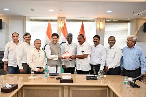 ಸಂಸದ ಕೋಟ ಶ್ರೀನಿವಾಸ ಪೂಜಾರಿ ನೇತೃತ್ವದಲ್ಲಿ ಗೋಡಂಬಿ ಉದ್ಯೋಗಿಗಳ ನಿಯೋಗ ನವದೆಹಲಿಯಲ್ಲಿ ಸಚಿವ ಪಿಯೂಷ್​ ಗೋಯಲ್​ ಅವರನ್ನು ಭೇಟಿಯಾಗಿ ಚರ್ಚೆ ನಡೆಸಿತು. ಬೋಳ ರಾಹುಲ್​ ಕಾಮತ್​, ಕಿರಣಕುಮಾರ್​ ಕೊಡ್ಗಿ, ಎಂ.ರಾಮಕೃಷ್ಣನ್​, ಪ್ರಕಾಶ್​ ಕಲ್ಬಾವಿ, ತುಕಾರಾಮ್​ ಪ್ರಭು, ಉಪೇಂದ್ರ ಕೆ. ಇತರರಿದ್ದರು.
