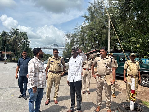 ರಾಷ್ಟ್ರೀಯ ಹೆದ್ದಾರಿ ಇಲಾಖೆ ಅಧಿಕಾರಿಗಳೊಂದಿಗೆ ಮಾಳ-ತನಿಕೋಡು ಗೇಟ್​ ರಸ್ತೆ ಕಾಮಗಾರಿಯನ್ನು ಕೋಟ ಶ್ರೀನಿವಾಸ ಪೂಜಾರಿ ಪರಿಶೀಲಿಸಿದರು. ನವೀನ್​ ರಾಜ್​, ಅರಣ್ಯ ಇಲಾಖೆಯ ಅರುಣ್​, ಸತೀಶ್​ ನಾಯಕ್​, ಸುಬ್ರಹ್ಮಣ್ಯ ಇತರರು ಇದ್ದರು.