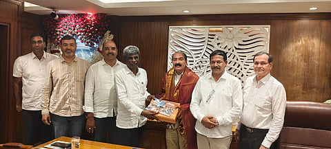 ದೆಹಲಿಯಲ್ಲಿ ಖ್ಯಾತ ಹೋಟೆಲ್​ ಉದ್ಯಮಿ ಜಯರಾಮ್​ ಬನಾನ ಅವರಿಗೆ ಸಂಸದ ಕೋಟ ಶ್ರೀನಿವಾಸ ಪೂಜಾರಿ ಕೇಂದ್ರ ಸರ್ಕಾರದ ಹಾಗೂ ಪ್ರಧಾನಿ ಮೋದಿ ಸಾಧನೆಯ ಮಾಹಿತಿ ಇರುವ ಪುಸ್ತಕ ವಿತರಿಸಿದರು. ಸತೀಶ್​ ಕುಂಪಲ ಹಾಗೂ ಇನ್ನಿತರರು ಇದ್ದರು.
