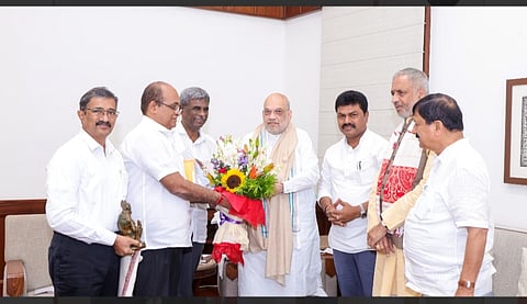 ವಿದೇಶಗಳಿಂದ ಅಕ್ರಮವಾಗಿ ಆಮದಾಗುತ್ತಿರುವ ಅಡಿಕೆಗೆ ಕಡಿವಾಣ ಹಾಕುವಂತೆ ಸಚಿವ ಅಮಿತ್​ ಷಾ ಅವರಿಗೆ ಮನವಿ ಸಲ್ಲಿಸಲಾಯಿತು. ಕೋಟ ಶ್ರೀನಿವಾಸ ಪೂಜಾರಿ, ಬಿ.ವೈ. ರಾಘವೇಂದ್ರ, ವಿಶ್ವೇಶ್ವರ ಹೆಗಡೆ ಕಾಗೇರಿ, ಅರಗ ಜ್ಞಾನೇಂದ್ರ, ಸತೀಶ್ಚಂದ್ರ, ಸತ್ಯನಾರಾಯಣ ಇದ್ದರು.
