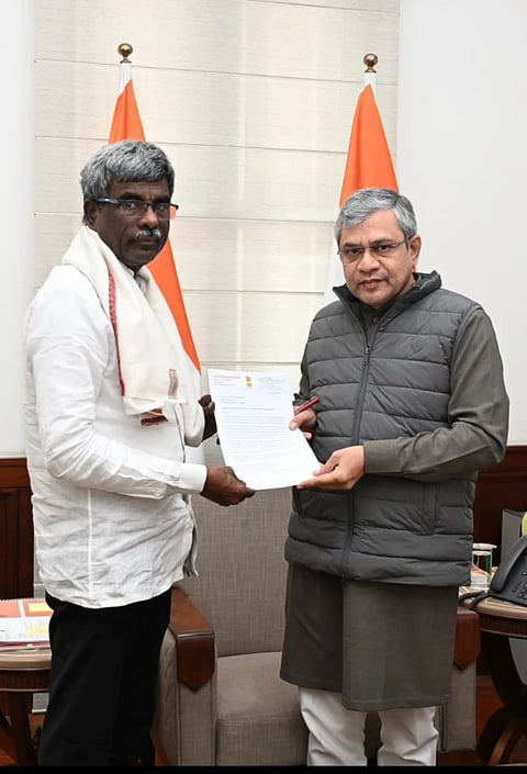 ಕರ್ನಾಟಕದ ಕರಾವಳಿ ಭಾಗಕ್ಕೆ 'ವಂದೇ ಭಾರತ್​' ರೈಲು ಸೌಲಭ್ಯ ನೀಡುವಂತೆ ಒತ್ತಾಯಿಸಿ ಸಂಸದ ಕೋಟ ಶ್ರೀನಿವಾಸ ಪೂಜಾರಿ ಸಚಿವ ಅಶ್ವಿನಿ ವೈಷ್ಣವ್​ ಅವರಿಗೆ ದೆಹಲಿಯಲ್ಲಿ ಮನವಿ ಸಲ್ಲಿಸಿದರು.