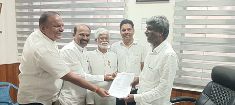 ಅಂಬಲಪಾಡಿಯಲ್ಲಿ ಹೆದ್ದಾರಿ ಅಭಿವೃದ್ಧಿ ಕಾಮಗಾರಿ ಕೈಗೊಳ್ಳುವಂತೆ ಕೋಟ ಶ್ರೀನಿವಾಸ ಪೂಜಾರಿ ಅವರಿಗೆ ಮನವಿ ಸಲ್ಲಿಸಲಾಯಿತು. ಭಾಸ್ಕರ್​ ಶೆಟ್ಟಿ ಕಡೆಕಾರು, ಹರೀಶ್​ ಶೆಟ್ಟಿ, ಶಿವಕುಮಾರ್​ ಅಂಬಲಪಾಡಿ, ಶ್ರೀಕಾಂತ್​ ಶೆಟ್ಟಿ ಅಂಬಲಪಾಡಿ ಇದ್ದರು.