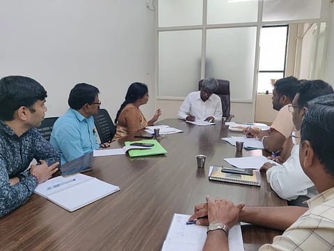 ಉಡುಪಿಯ ಡಿಸಿ ಕಚೇರಿಯಲ್ಲಿ ನಡೆದ ಪೂರ್ವಭಾವಿ ಸಭೆಯಲ್ಲಿ ಸಂಸದ ಕೋಟ ಶ್ರೀನಿವಾಸ ಪೂಜಾರಿ ಮಾತನಾಡಿದರು. ಕ್ಷಮಾ ಪಾಟೀಲ, ನಿಧೀಶ್​ ಹೊಳ್ಳ, ಧನಂಜಯ್​ ಹಾಗೂ ಇತರ ಅಧಿಕಾರಿಗಳು ಇದ್ದರು.