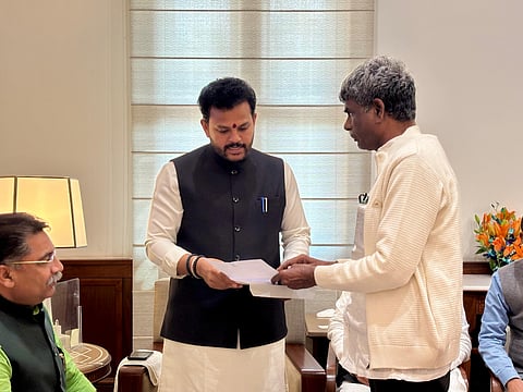 ಮಸ್ಕತ್​-ಮಂಗಳೂರು ವಿಮಾನಯಾನ ಸೇವೆ ಪುನರಾರಂಭಿಸುವಂತೆ ಇತ್ತೀಚೆಗೆ ರಾಮಮೋಹನ್​ ನಾಯ್ಡು ಕಿಂಜರಾಪು ಅವರಿಗೆ ಮನವಿ ಸಲ್ಲಿಸಿದ್ದ ಕೋಟ ಶ್ರೀನಿವಾಸ ಪೂಜಾರಿ.