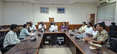 ಉಡುಪಿ ಜಿಲ್ಲಾಧಿಕಾರಿ ಕಚೇರಿಯ ಸಭಾಂಗಣದಲ್ಲಿ ನಡೆದ ಸಭೆಯಲ್ಲಿ ಕೋಟ ಶ್ರೀನಿವಾಸ ಪೂಜಾರಿ ಮಾತನಾಡಿದರು. ಕೆ.ಸುನೀಲಕುಮಾರ್​, ಕಿರಣಕುಮಾರ್​ ಕೊಡ್ಗಿ, ಯಶ್​ಪಾಲ್​ ಸುವರ್ಣ, ಗುರುರಾಜ್​ ಗಂಟಿಹೊಳೆ, ಸ್ವರೂಪಾ ಟಿ.ಕೆ., ಅಬೀದ್​ ಗದ್ಯಾಳ ಇದ್ದರು.