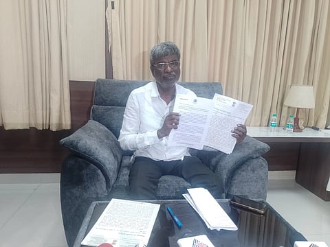 ರಾಜ್ಯದ ಗ್ರಾಪಂ ಸದಸ್ಯರಿಗೆ ವಿಬಿ-ಜಿ ರಾಮ್​-ಜಿ ಯೋಜನೆಯ ಕುರಿತು ಸಚಿವ ಪ್ರಿಯಾಂಕ್​ ಖರ್ಗೆ ಬರೆದ ಅಸತ್ಯದ ಪತ್ರಕ್ಕೆ ಪ್ರತಿಯಾಗಿ ಬರೆದ ಪತ್ರವನ್ನು ಸಂಸದ ಪೂಜಾರಿ ಪ್ರದರ್ಶಿಸಿದರು.