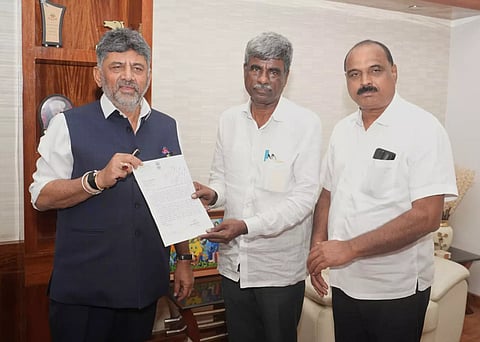 ಕೊಂಕಣ ರೈಲ್ವೆ ಅಭಿವೃದ್ಧಿಗೆ ಸಹಕರಿಸುವಂತೆ ಕೋಟ ಶ್ರೀನಿವಾಸ ಪೂಜಾರಿ ಸಿಎಂ ಡಿ.ಕೆ. ಶಿವಕುಮಾರ್​ ಅವರಿಗೆ ಮನವಿ ಸಲ್ಲಿಸಿದರು. ಶಾಸಕ ಕಿರಣಕುಮಾರ್​ ಕೊಡ್ಗಿ ಇದ್ದರು.